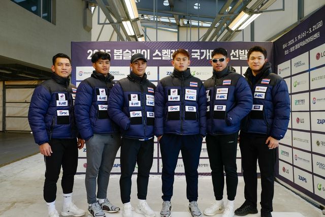 태국 대표팀과 김동현 감독(오른쪽)