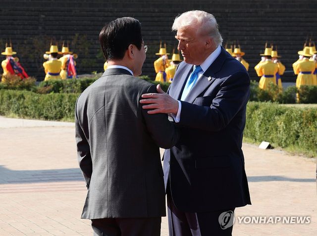 트럼프 대통령 맞이하는 이재명 대통령