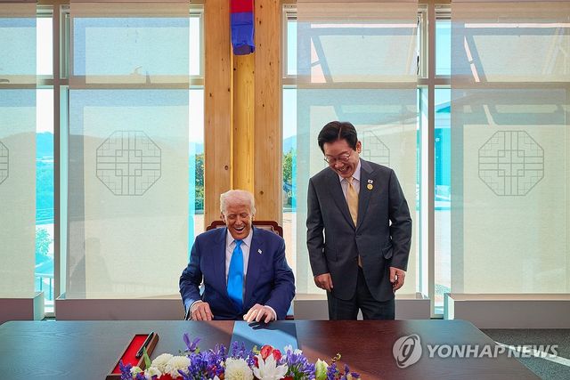 방명록 작성하는 트럼프 대통령