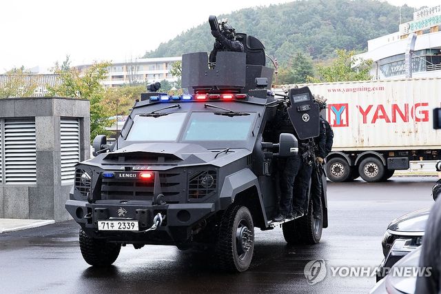 장갑차 타고 출동하는 경찰 특공대