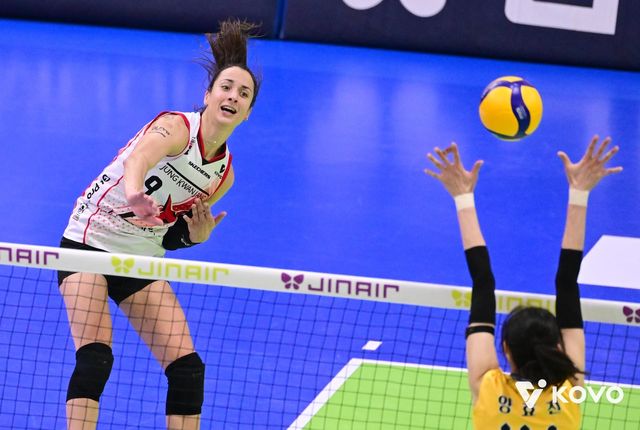 공격하는 정관장의 자네테(왼쪽)