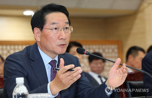 답변하는 유정복 인천시장