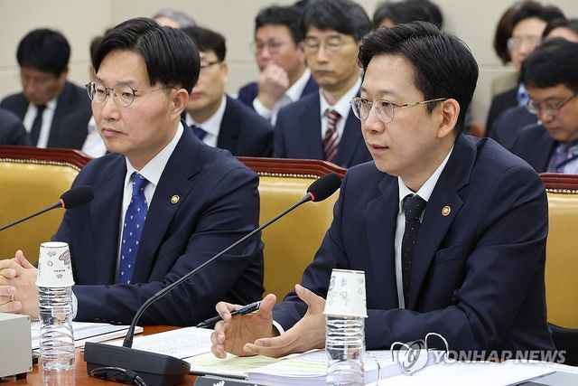 답변하는 배경훈 장관