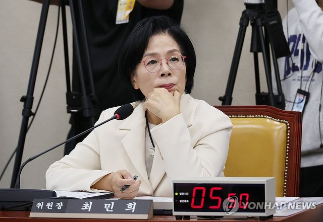 과방위 종합감사 참석한 최민희 위원장