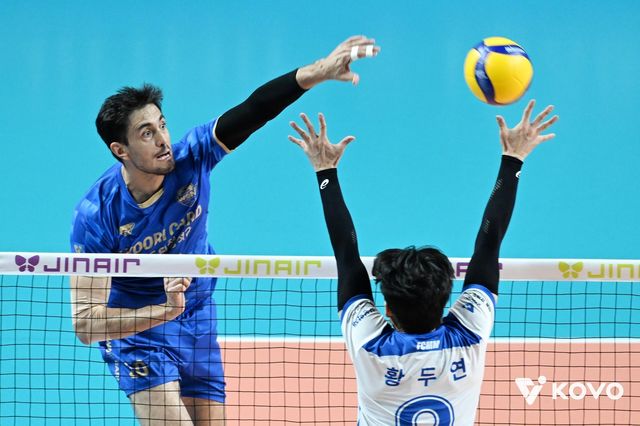 공격하는 우리카드의 아라우조(왼쪽)