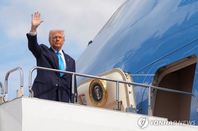 일본 떠나는 트럼프 대통령