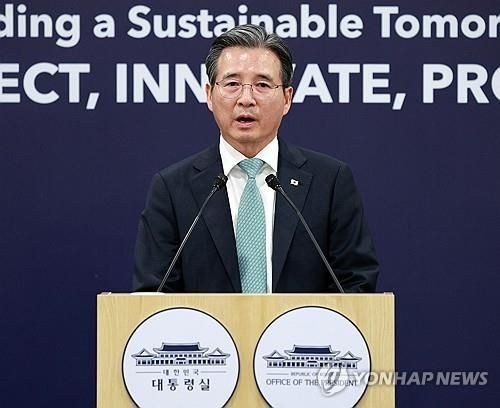 브리핑 하는 김용범 정책실장