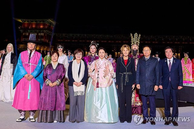 한복패션쇼 참석한 김혜경 여사
