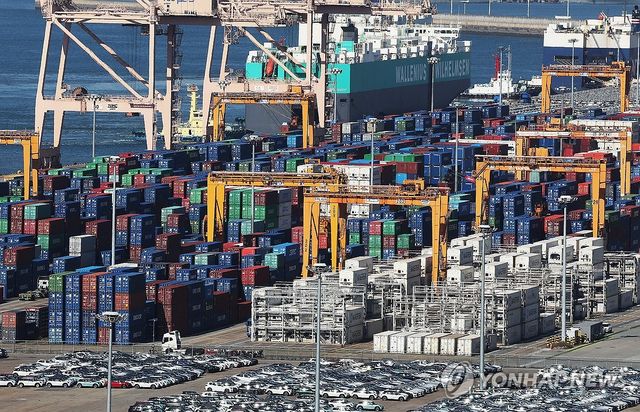 평택항에 쌓여있는 컨테이너