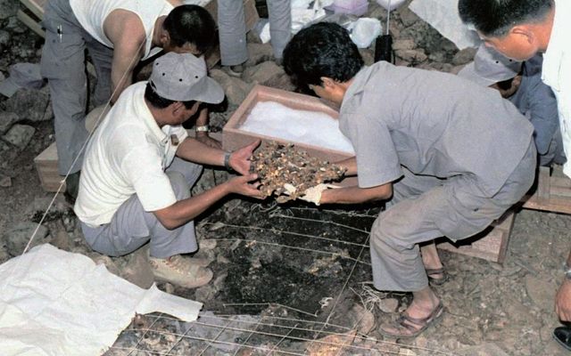 1973년 금관 발굴 당시 모습 