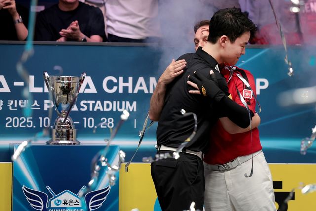 경기가 끝난 뒤 포옹하는 김영원(왼쪽)과 산체스