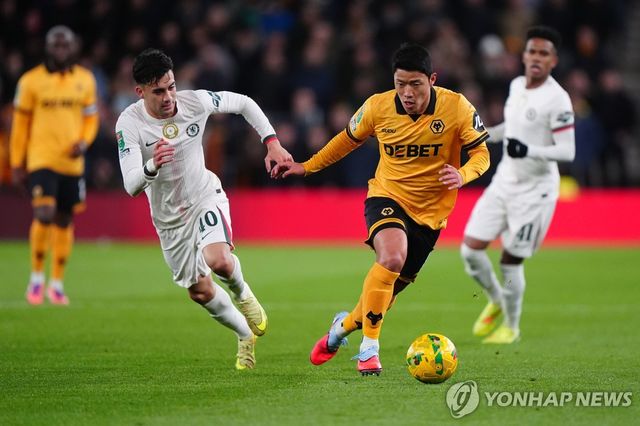 첼시와의 카라바오컵 4라운드에 출전한 황희찬(오른쪽)