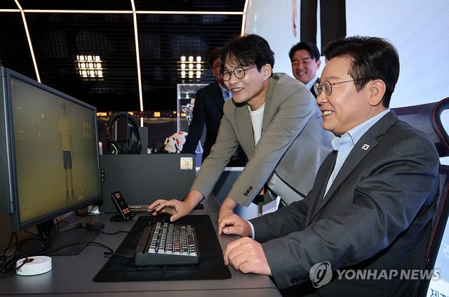 게임체험하는 이재명 대통령