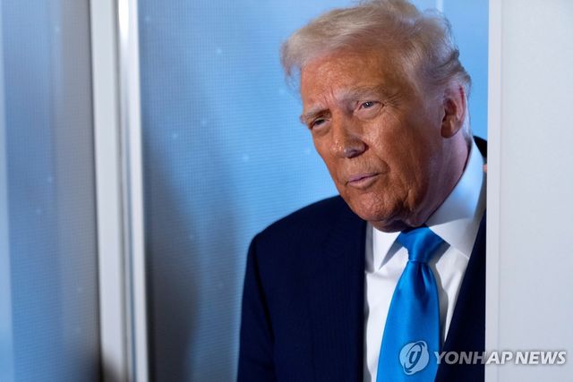 에어포스원에서 기자 질문에 답하는 트럼프