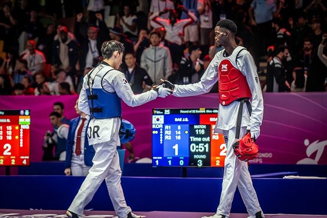 인사하는 배준서(왼쪽). 