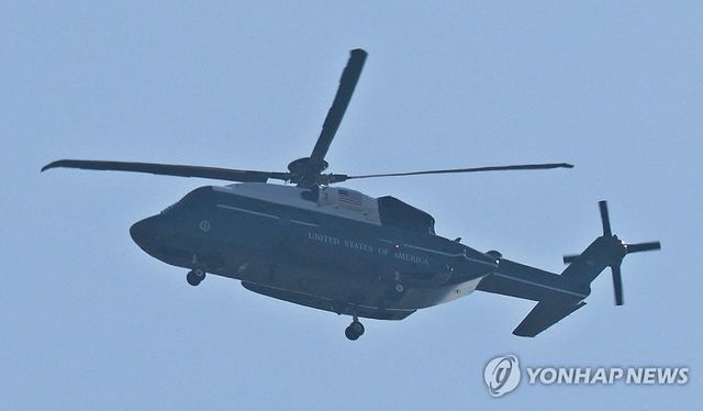 경주 향하는 마린원