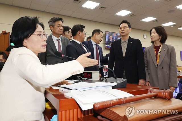 국민의힘 의원들로부터 사퇴요구 받는 최민희 위원장