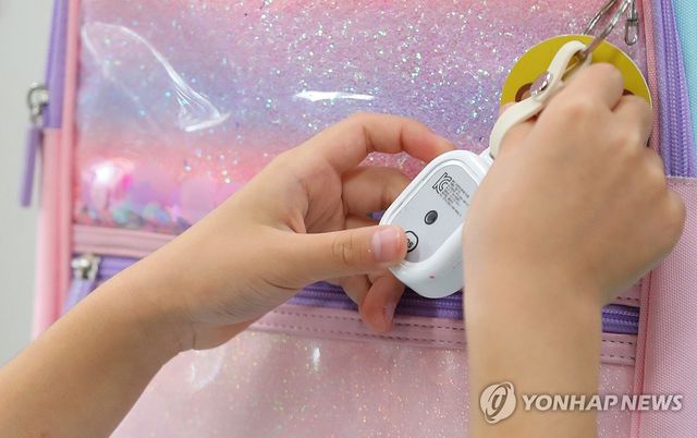 초등안심벨 사용법 배우는 학생들