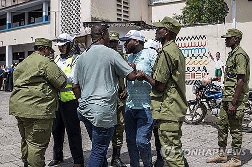 투표 방해하려던 시민 체포하는 탄자니아 경찰
