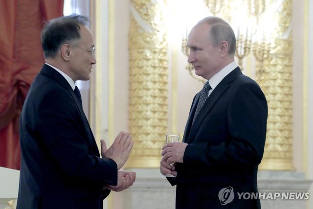 푸틴 대통령과 대화하는 이석배 대사