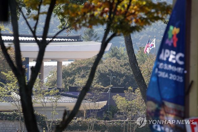 경주박물관에 게양된 태극기와 성조기