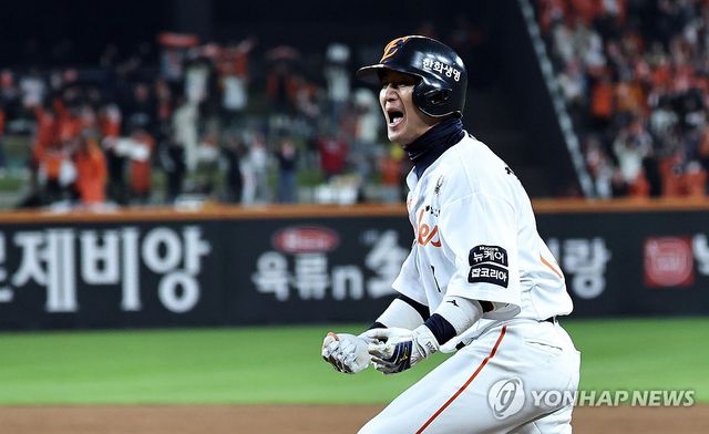 2타점 적시타 치는 한화 최재훈