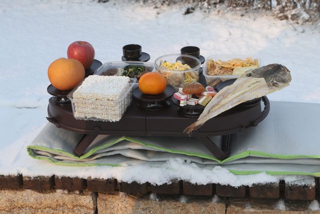 지난 2022년 설날 실향민 가족이 눈 쌓인 임진각 위에 올린 차례상