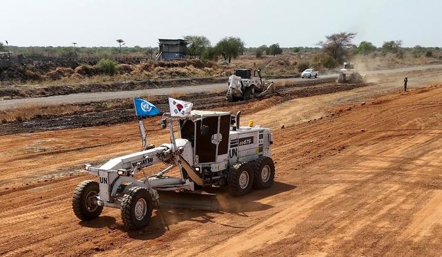 보르 공항 보수 공사하는 한빛부대