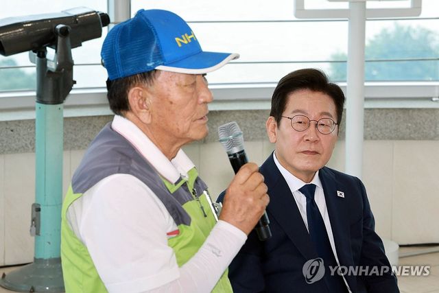 이재명 대통령, 실향민 발언 경청