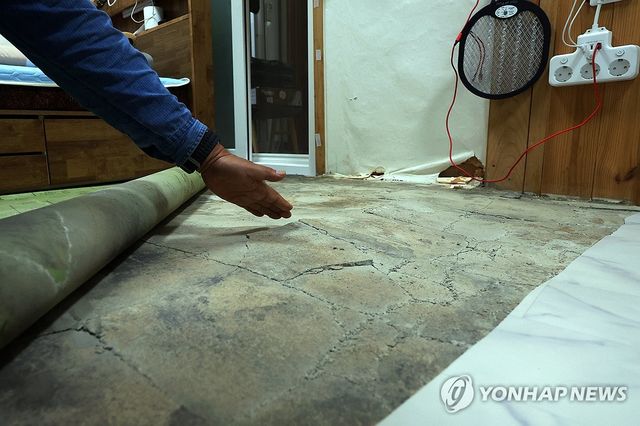 쩍 갈라진 주택