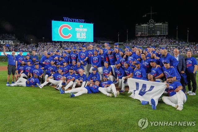 승리를 자축하는 시카고 컵스 선수단.
