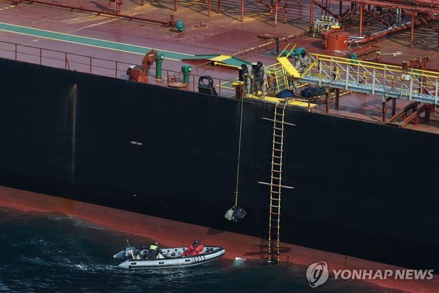 프랑스군 조사받은 러시아 유조선