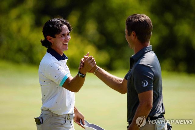 59타를 친 챗필드(왼쪽)