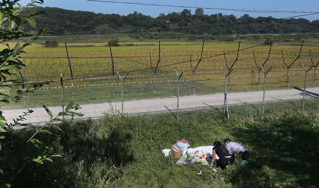 지난 2015년 추석 북한이탈주민이 임진각 철책 앞에서 절을 올리는 모습. 