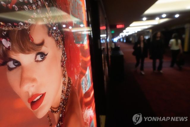 미 샌프란시스코 극장에 걸린 스위프트의 새 앨범 표지 이미지