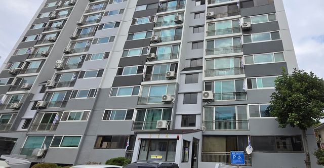 아파트 단지에 내걸린 태극기