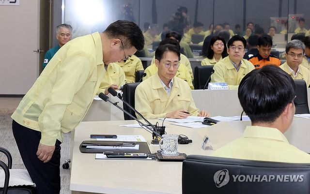 고개 숙인 윤호중 장관