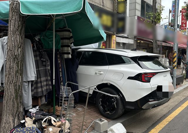 의류 판매점에 돌진한 차량