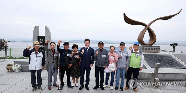 이재명 대통령, 실향민 가족과 기념촬영