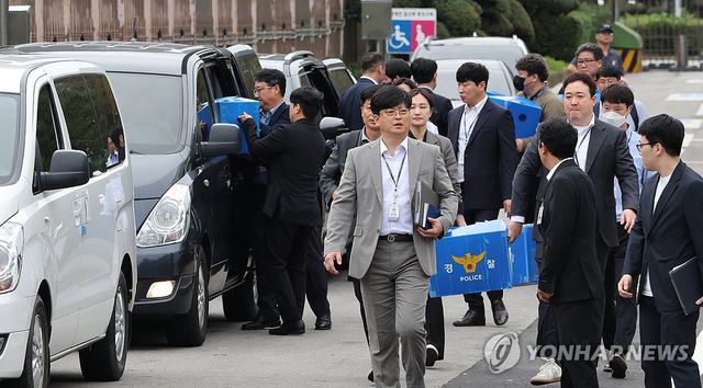 국정자원서 압수물 들고나오는 경찰