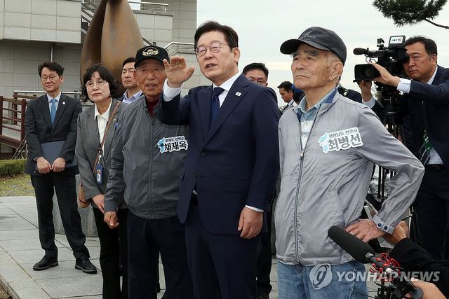 실향민 가족과 북녘 바라보는 이재명 대통령