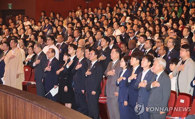 국기에 경례하는 김민석 총리