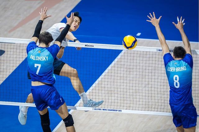 아르헨티나와 경기에서 스파이크하는 임동혁(뒤쪽)