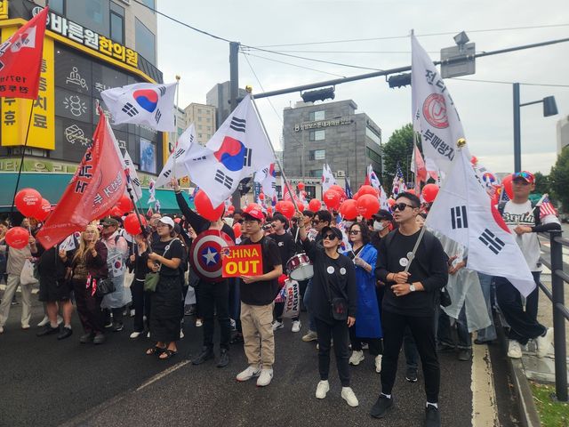 3일 오후 서울 지하철 1·4호선 동대문역 인근에서 열린 보수단체 집회에 참여한 사람들의 모습 [촬영 홍준석]
