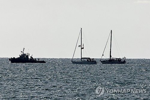 이스라엘에 나포된 가자 구호선박이 이스라엘 아슈도드 항구에 도착하는 모습 