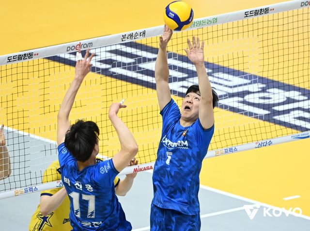 한국전력 세터로 활약할 때의 하승우(오른쪽)