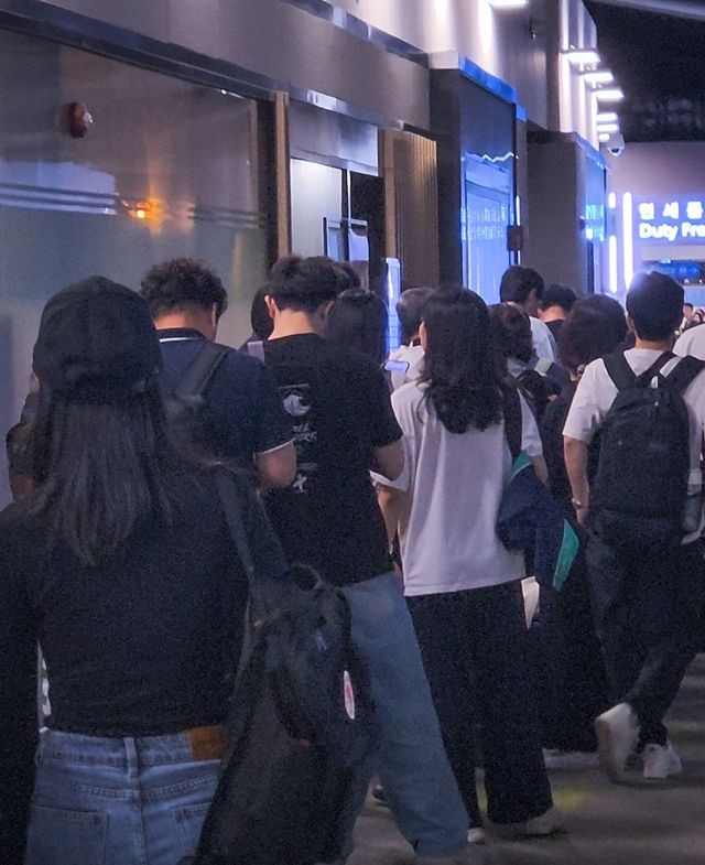 야간에도 붐비는 인천공항 라운지 [사진/성연재 기자]