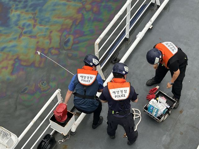 해양오염 방제 작업하는 해경