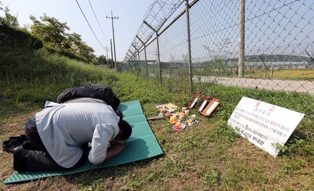 지난 2013년 추석 임진각 철책 앞에서 절을 올리는 실향민 가족