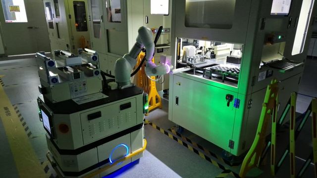 LG화학 로봇 자동화 실험실에서 야간 실험 중인 자동화로봇